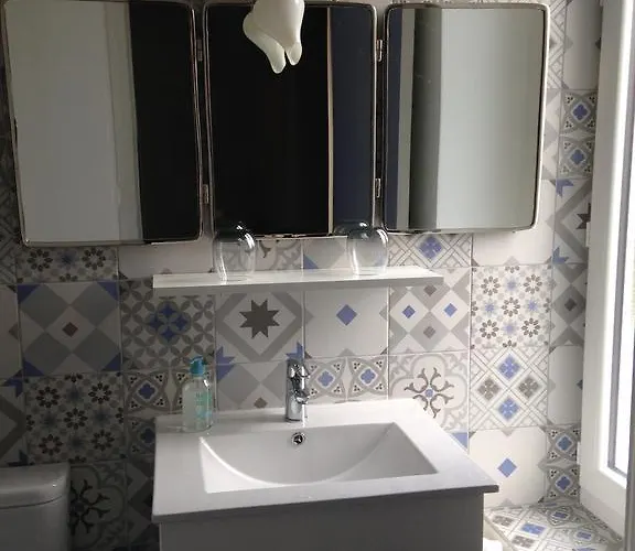 Couette-café La Maison Bleue 3*